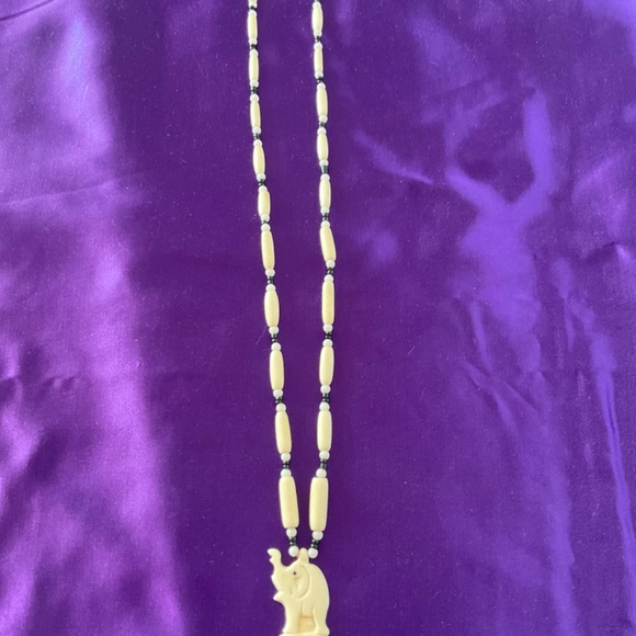 Charming Vintage Hand Carved Elephant Necklace - Picture 2 of 2